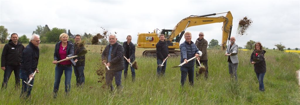 Spatenstich zum Neubaugebiet „Ob dem Obern Dorf“ mit Vertretern von Gemeinde, Planern und Baufirma (v.li.): Steffen Mertz, Siegfried Gerst, Anke Finsterle, Stefan Dreher, Norbert Holme, Lars Petri, Björn Dost, Arno Linder, Helmut Schneider, Jürgen Heinrich und Mirjana Schüle. Foto: Helbig