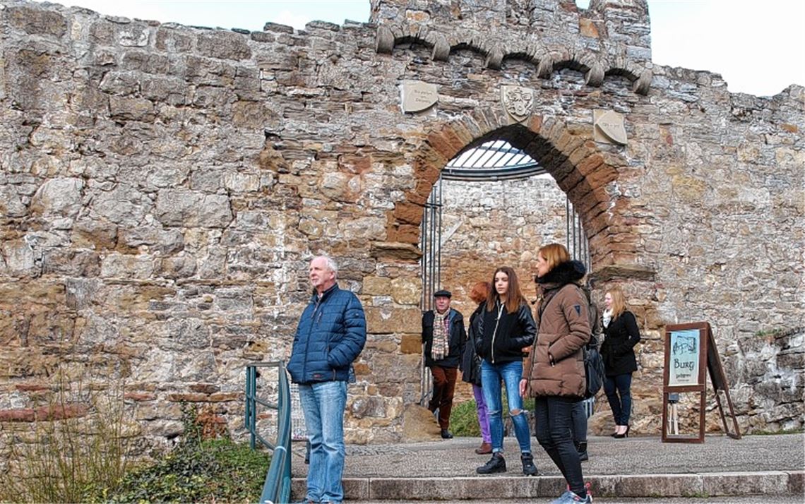 Spaziergänger finden am Ostersonntag den Weg zur Burg Löffelstelz und genießen den Ausblick auf Dürrmenz.