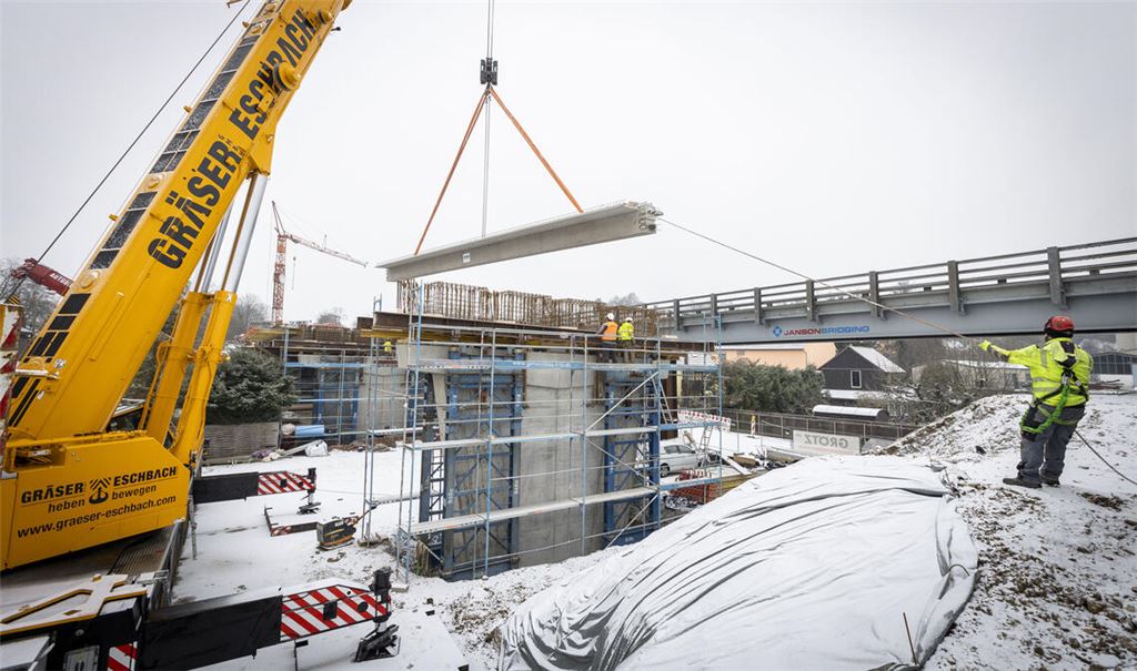 Spektakulär: Ein Spezialkran hebt die Fertigteilträger für den Überbau der neuen Kieselmann-Brücke an Ort und Stelle. Foto: Waidelich