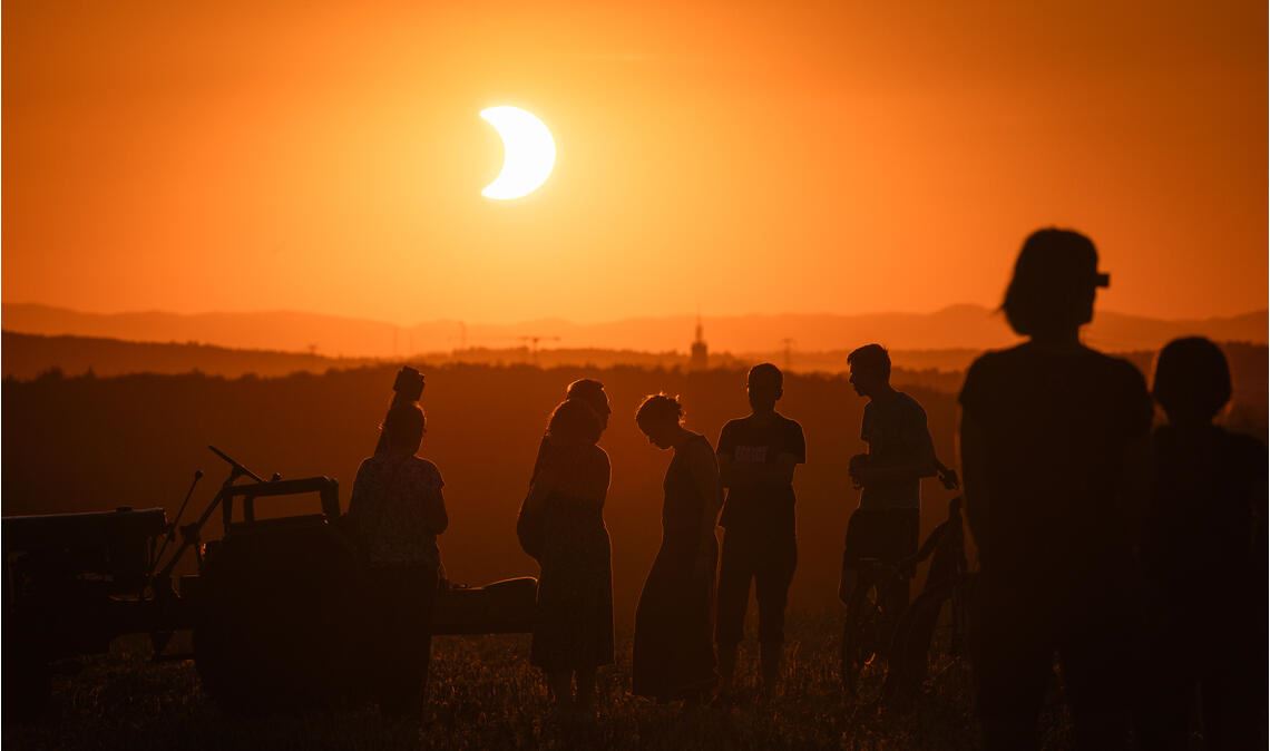 Spektakulär: Sonnenfinsternis und Sonnenuntergang binnen weniger Minuten. Fotos: Schüller