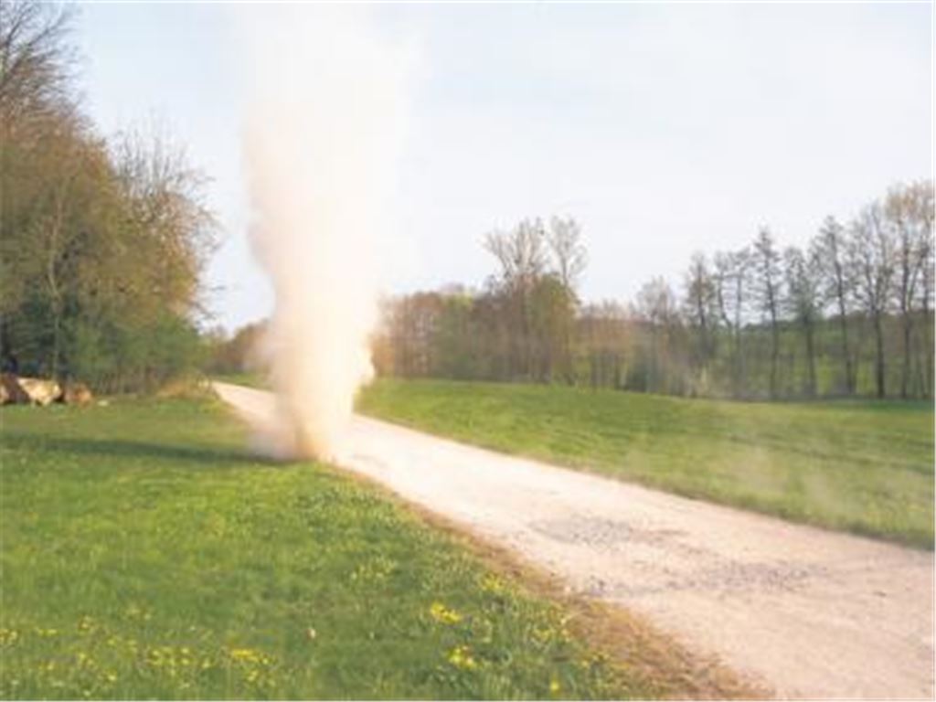 Spektakuläre Aufnahme: Rein zufällig hat Wolfgang Köck aus Lienzingen bei der Rast auf einer Radtour die Kamera zur Hand und hält geistesgegenwärtig den kleinen Wirbelsturm, der sich am vorerst letzten warmen Tag des Jahres vor ihrer Gruppe hochschraubt, im Bild fest. Leserfoto 