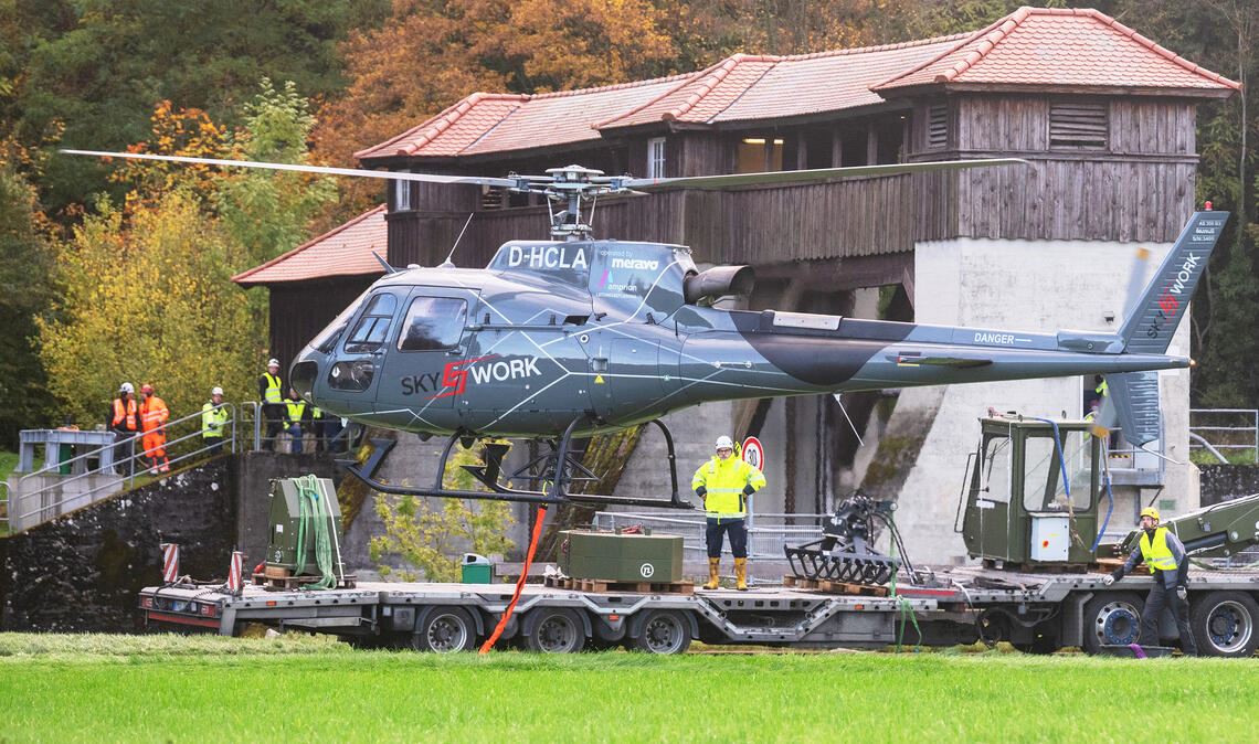 Hubschrauber hievt Kranteile über die Enz Spektakuläre Bilder bieten sich beim etwa halbstündigen Einsatz des Helikopters, der die schweren Einzelteile des Ladekrans von einem Ufer ans andere bringt. Fotos: Fotomoment (3), privat