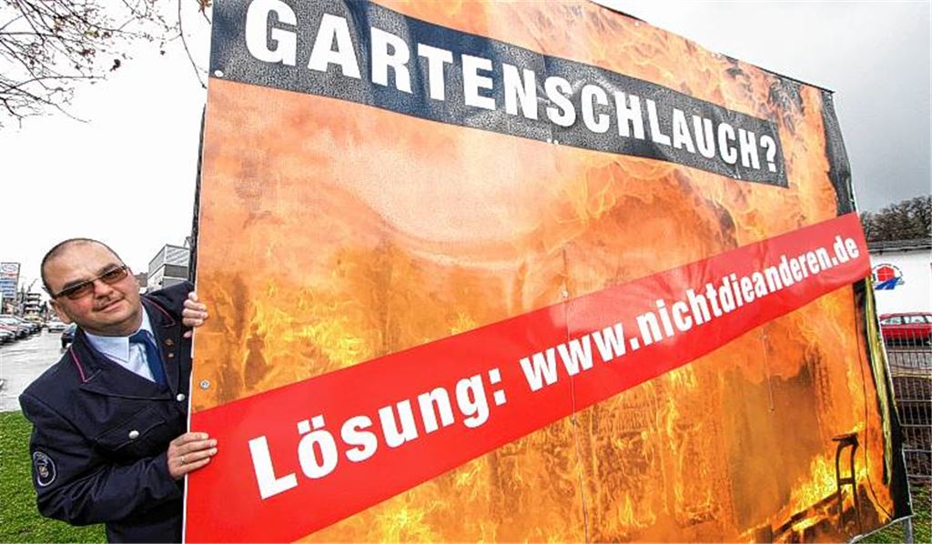 Spektakuläre Plakatierung, die wachrütteln soll: Martin Gerst, Gesamtkommandant der Maulbronner Feuerwehr, geht zusammen mit der Stadt bei der Mitgliederwerbung neue Wege. 
