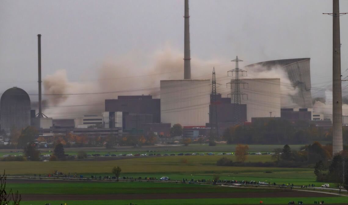 Spektakuläre Sprengung in Gundremmingen: Kühltürme des AKW kollabieren in sich zusammen