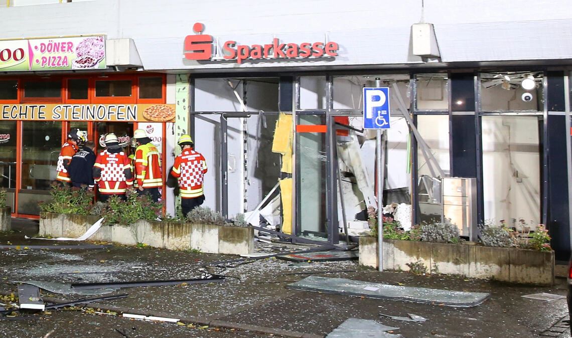Spektakulärer Einsätz: die Sprengung des Geldautomaten der Sparkassen-Filiale. Fotos: privat