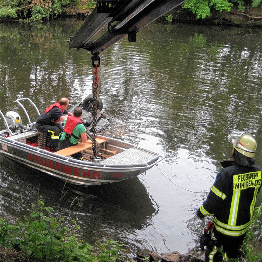 Spektakulärer Einsatz für Feuerwehr und Abschleppdienst: Mit vereinten Kräften bergen sie das verunglückte Auto aus der Enz.