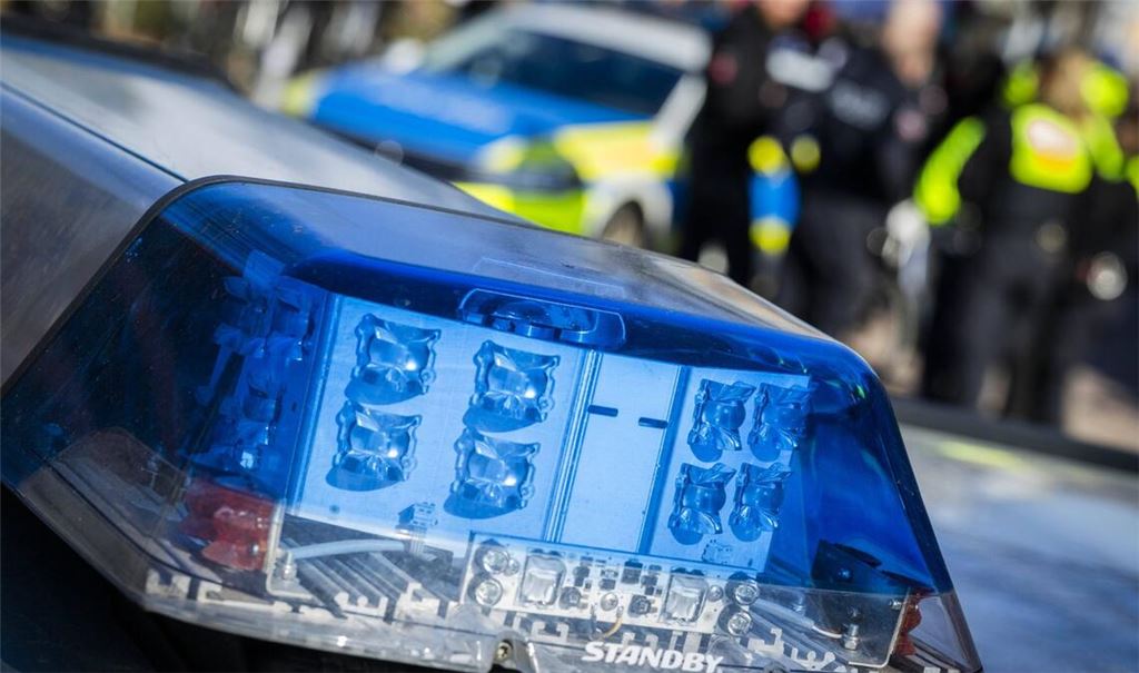 Spektakulärer Unfall im Kreis Emmendingen: Ein Autokran fällt neben der A5 um (Symbolfoto).