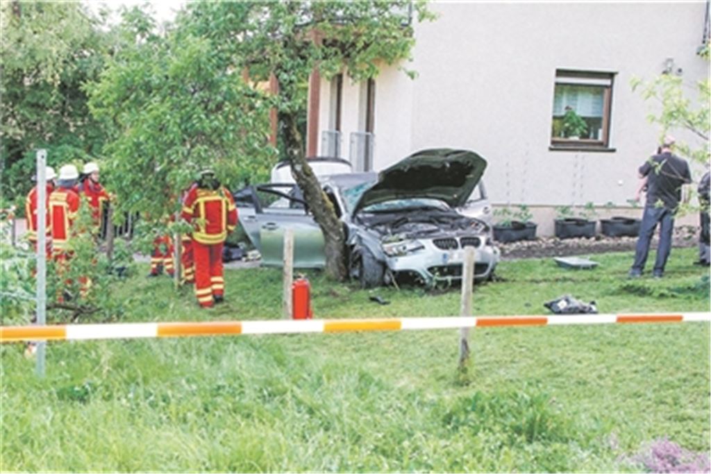 Spektakulärer Unfall in Kleinvillars: Ein BMW-Fahrer verliert die Kontrolle über seinen Wagen und landet, verbunden mit einigem Flurschaden, in einem Garten. Fotos: Einsatz-Report24