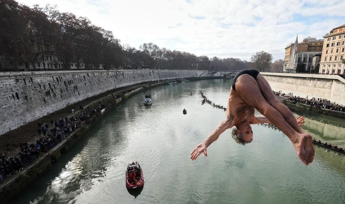 Spektakuläres Neujahrsspringen in den Tiber in Rom