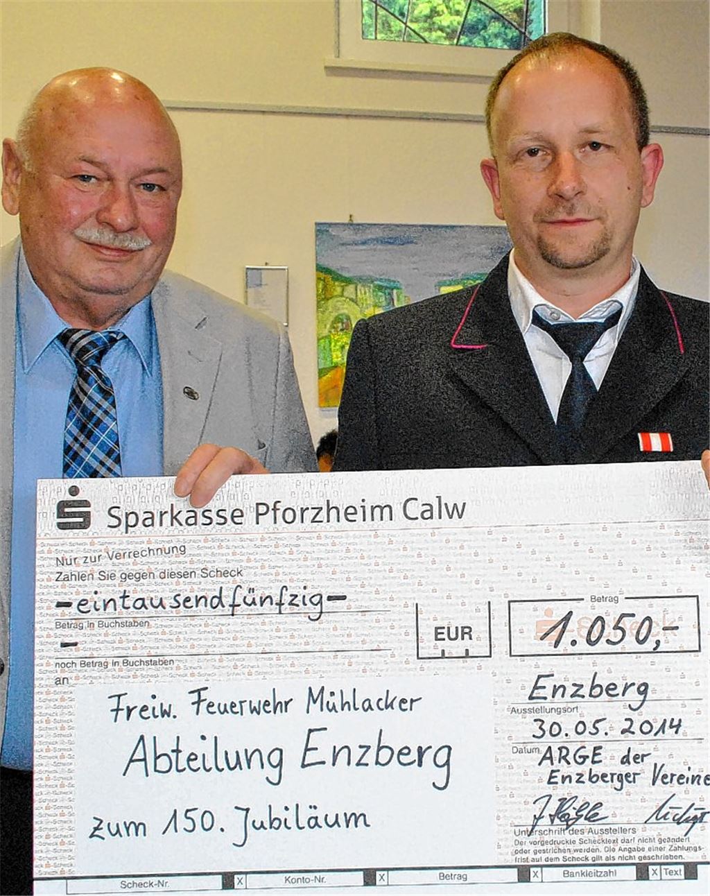 Spende: Jürgen Hölzle (li.) überreicht Marco Reichenbach einen Scheck über 1050 Euro.