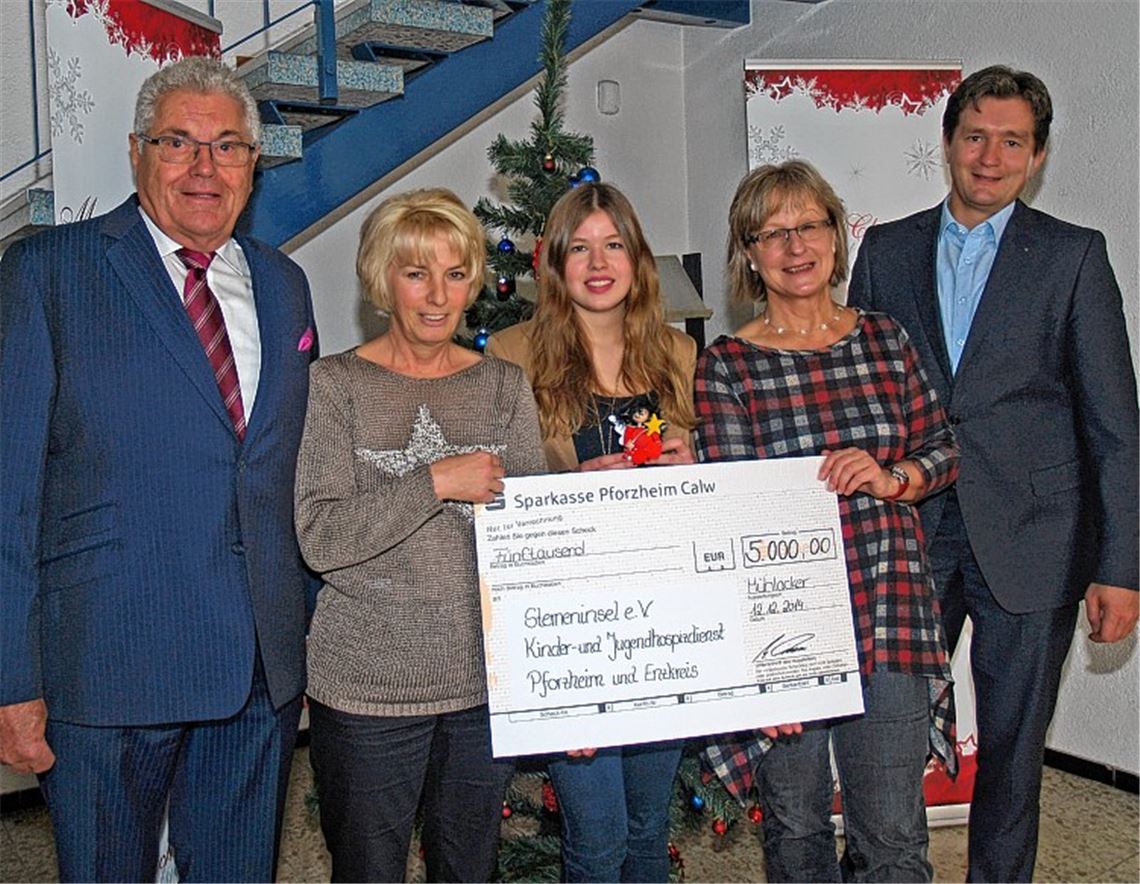 Spende an die „Sterneninsel“ (v. li.): Seniorchef Albert Craiss, Marion Bogner, Lisa Craiss, Angelika Miko, Juniorchef Michael Craiss.