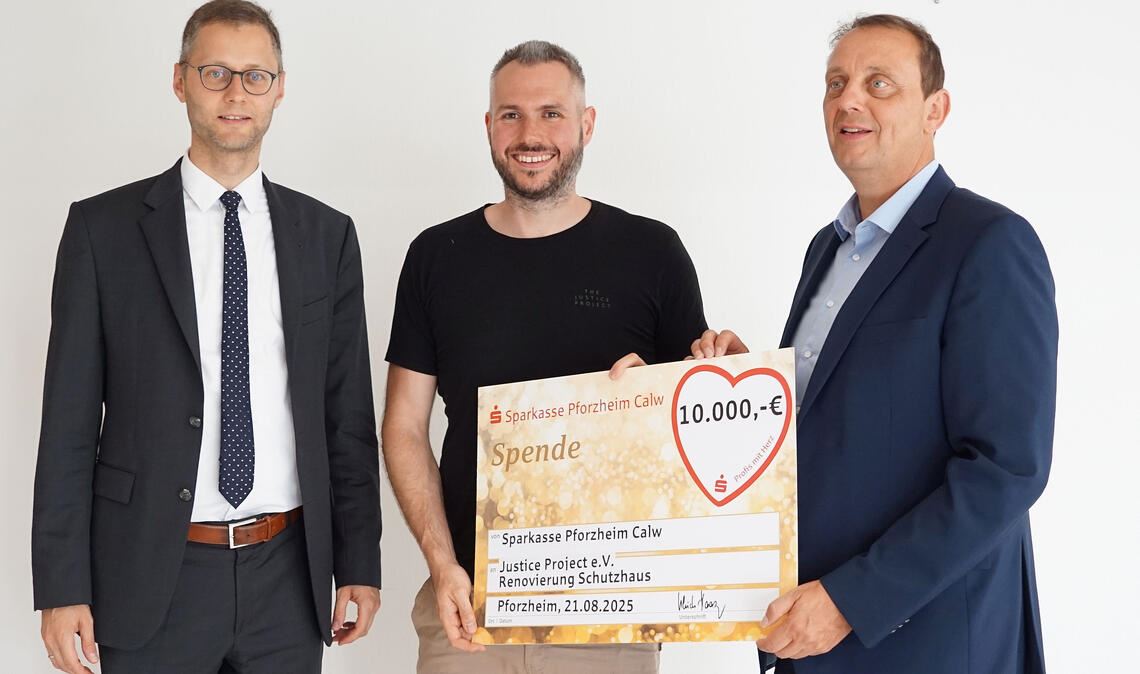 Spende für das „Schutzhaus“-Projekt (v.li.): Enzkreis-Dezernent Holger Nickel, Simon Kern, Geschäftsführer des Vereins „The Justice Project“, und Ulrich Haag, Abteilungsleiter bei der Sparkasse. Foto: Bastian