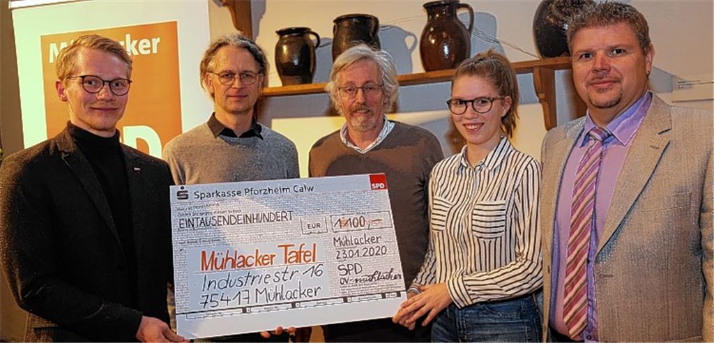 Spende für den Mühlacker Tafelladen: Ralf Lauer und Tochter Indira (v. re.) überreichen gemeinsam mit dem SPD-Kreisvorsitzenden Paul Renner (li.) einen symbolischen Scheck über 1100 Euro an Leiter Thomas Hertzke (Mitte) und Pfarrer Hans-Ulrich Läpple, Beisitzer im Trägerverein.Eier