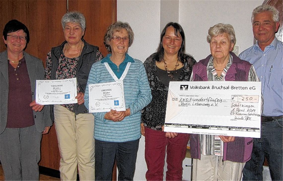 Spende und Ehrungen bei Frohsinn Schützingen (v. li.): Vorsitzende Elisabeth Mykonia-Stahl, Helga Gittinger, Eva Angermaier, Kinderchorleiterin Ursula Pfeil, Katharina Eckstein und zweiter Vorstand Helmut Oehrle. Foto: Rieger