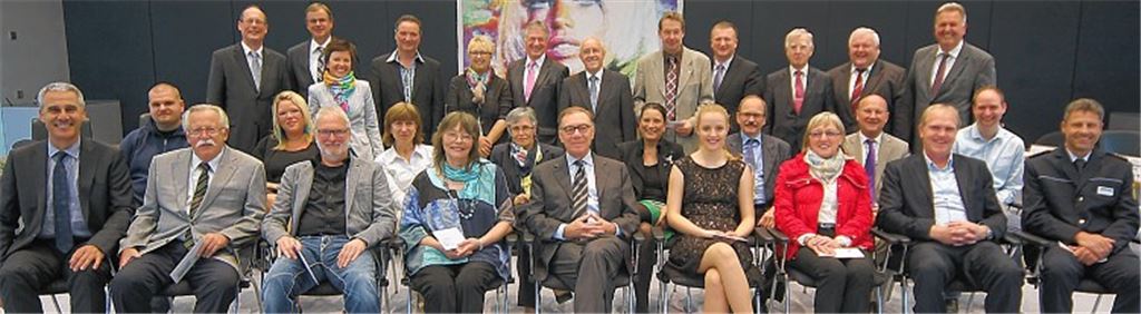 Spendenempfänger, Vorstände der Sparkasse und der Stiftung „Mit Herz und Hand“ sowie der Initiator der Spendenaktion Herbert Müller (stehend 6.v.li.) freuen sich über die Initiative.Foto: Kollros