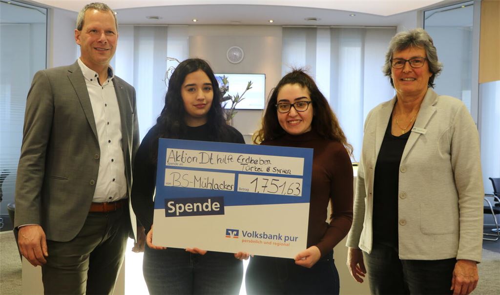 Spendenscheck einer Schulgemeinschaft: Schulleiter Veit Kibele (v.li.), Irem Batir, Rukiyye Toprakoglu und Volksbank-Filialleiterin Susanne Kimmich. Foto: Deeg