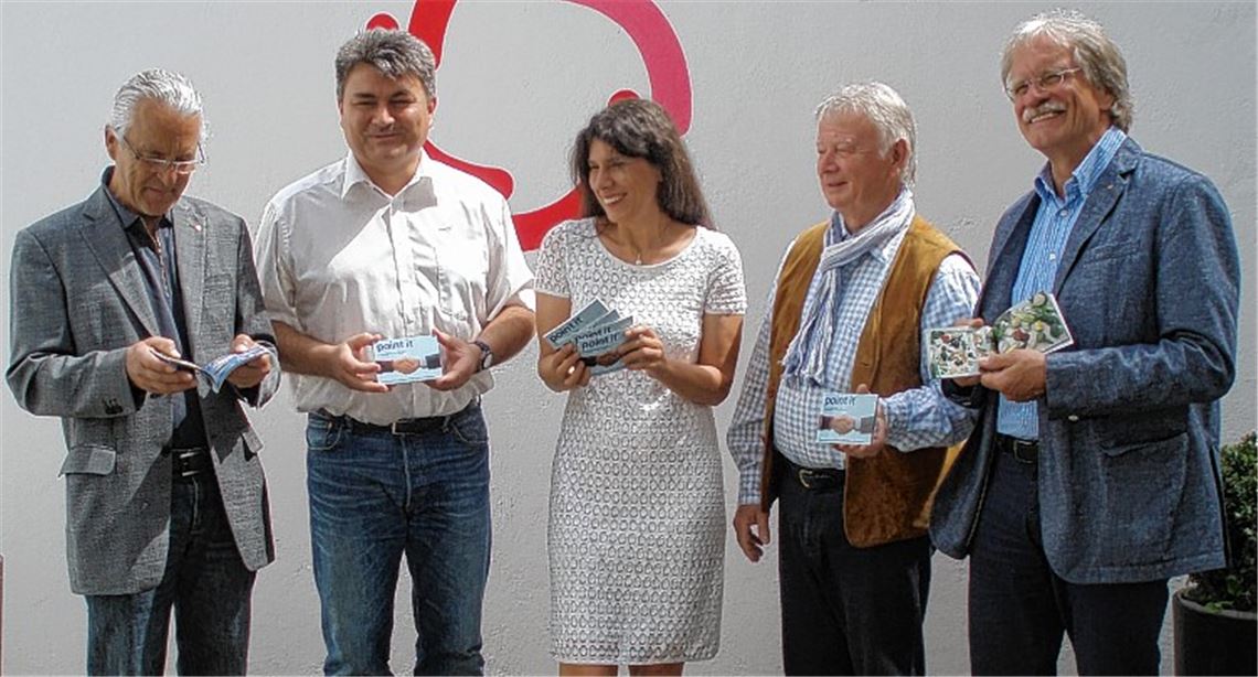 Spendenübergabe: Kurt Tassotti vom Rotary-Club, Verwaltungsleiter Martin Sattler und Geschäftsführerin Katja Kreeb von miteinanderleben, Jörg Schweizer und Jürgen Meeh vom Rotary Club (v. li.).
