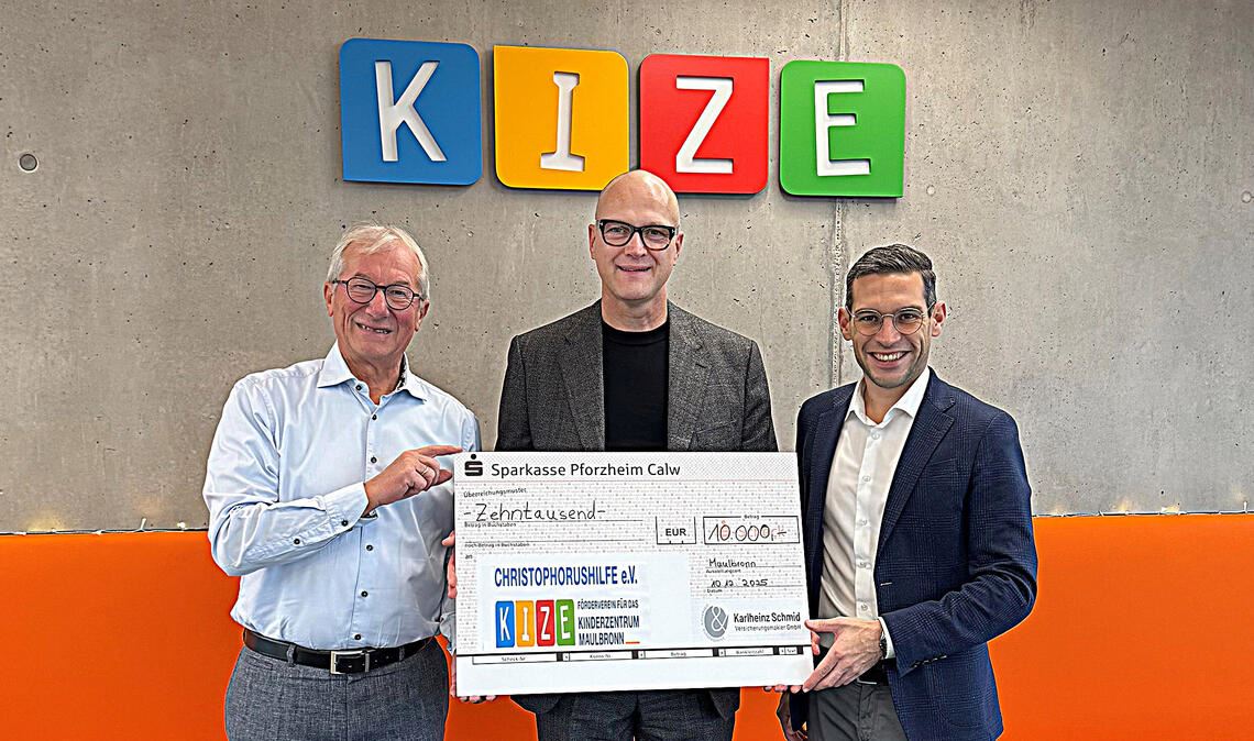Spendenübergabe am Kinderzentrum Maulbronn: Björn M. Schmid (Mitte) mit Geschäftsführer Dirk Berner (re). und Fritz Schäfer, Vorstandsmitglied des Fördervereins „Christophorushilfe“. Foto: privat