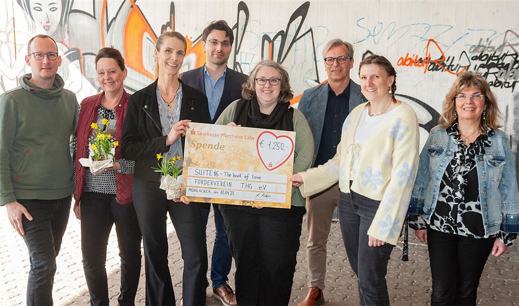 Spendenübergabe am Mühlacker Gymnasium mit (v. li.) Benjamin Spanic-Kurzrock, Elke Behrendt und Anny Maleyes sowie Kantor Markus Piringer, Schulsozialarbeiterin Tanja Gregori, Schulleiter Steffen Rupp, Schulsozialarbeiterin Sabrina Truckses und Pfarrerin Gabriele Sauer. Foto: Fotomoment