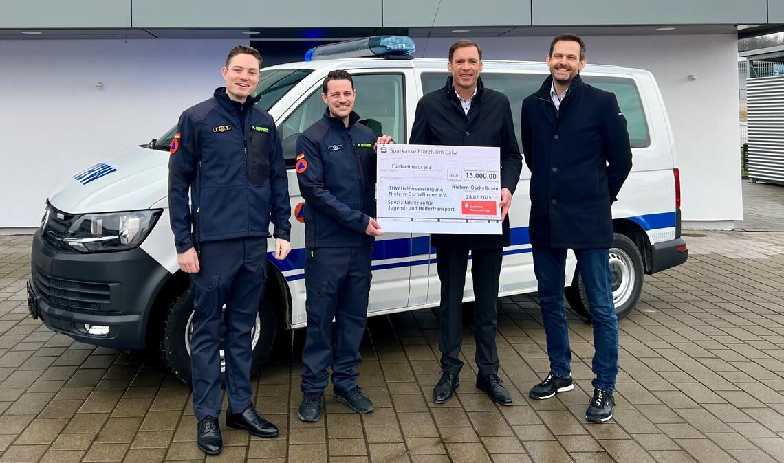 Spendenübergabe beim THW (v.li.): Moritz Geppert, THW-Ortsbeauftragter, Patrick Bossert, Vorstand THW-Helfervereinigung, Sven Eisele, stellvertretender Vorstandsvorsitzender Sparkasse Pforzheim Calw sowie Landrat Bastian Rosenau. Foto: Sparkasse