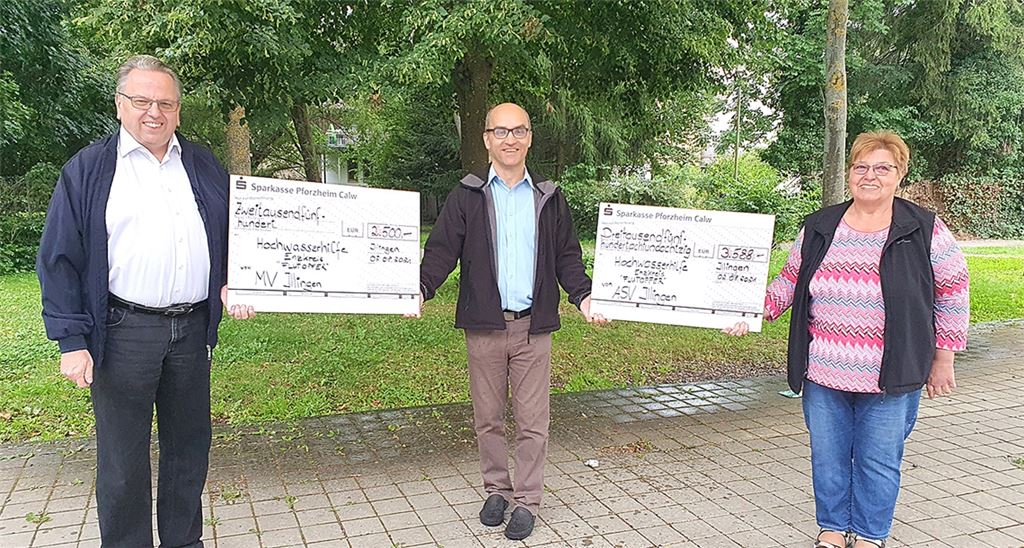 Spendenübergabe in Illingen: MV-Vorsitzender Reimund Scheytt (li.), Bürgermeister Harald Eiberger und Hedwig Ramstein, Vorsitzende des ASV Illingen.privat