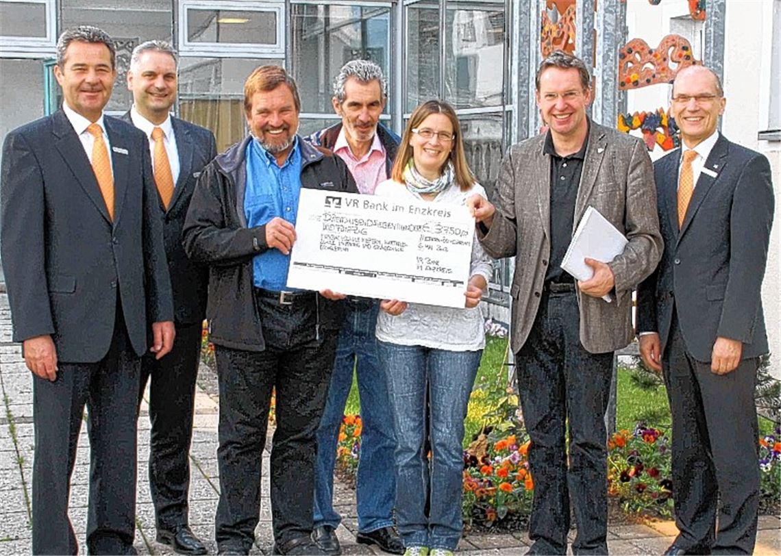 Spendenübergabe in Niefern: Vertreter der VR Bank im Enzkreis übergeben insgesamt 3750 Euro an die Leiter von drei Schulen in Niefern, Enzberg und Öschelbronn.