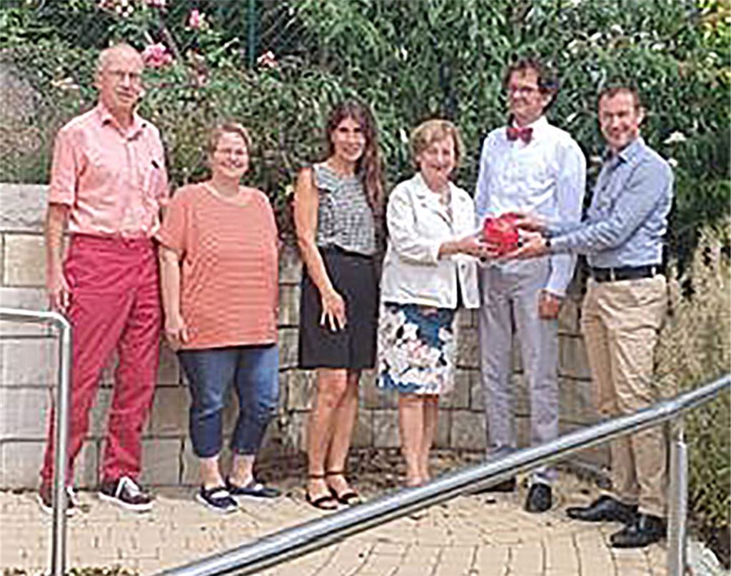 Spendenübergabe in Pforzheim (v.li.): Frank Fillbrunn vom Förderverein, Heike Heck (Pflegedienstleitung), Katja Kreeb, Marianne Engeser und Stefan Klumpp vom Förderverein und der Geschäftsführer Martin Gengenbach. Foto: Draskowitsch
