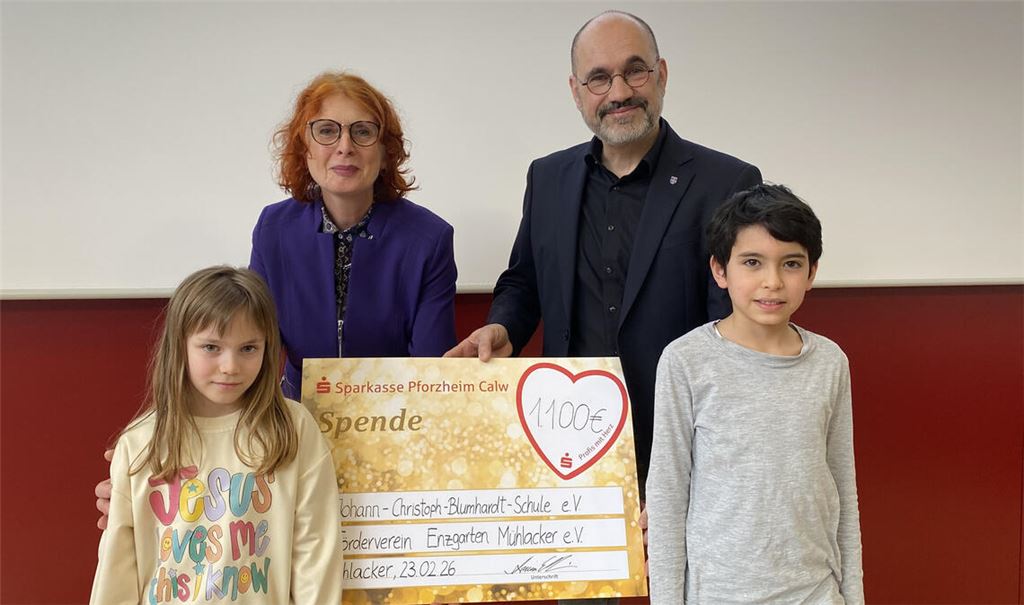 Spendenübergabe in der Blumhardt-Schule: Renate Endrulat und Armin Dauner vom Förderverein Enzgärten und zwei der Schüler, die sich engagiert haben. Foto: privat