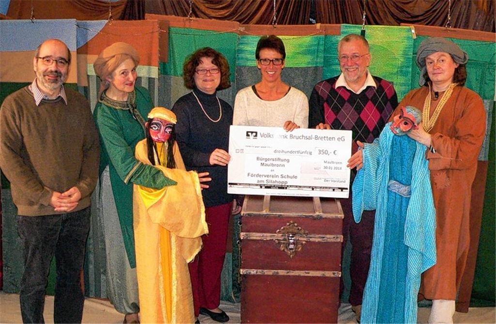 Spendenübergabe in der Schule.