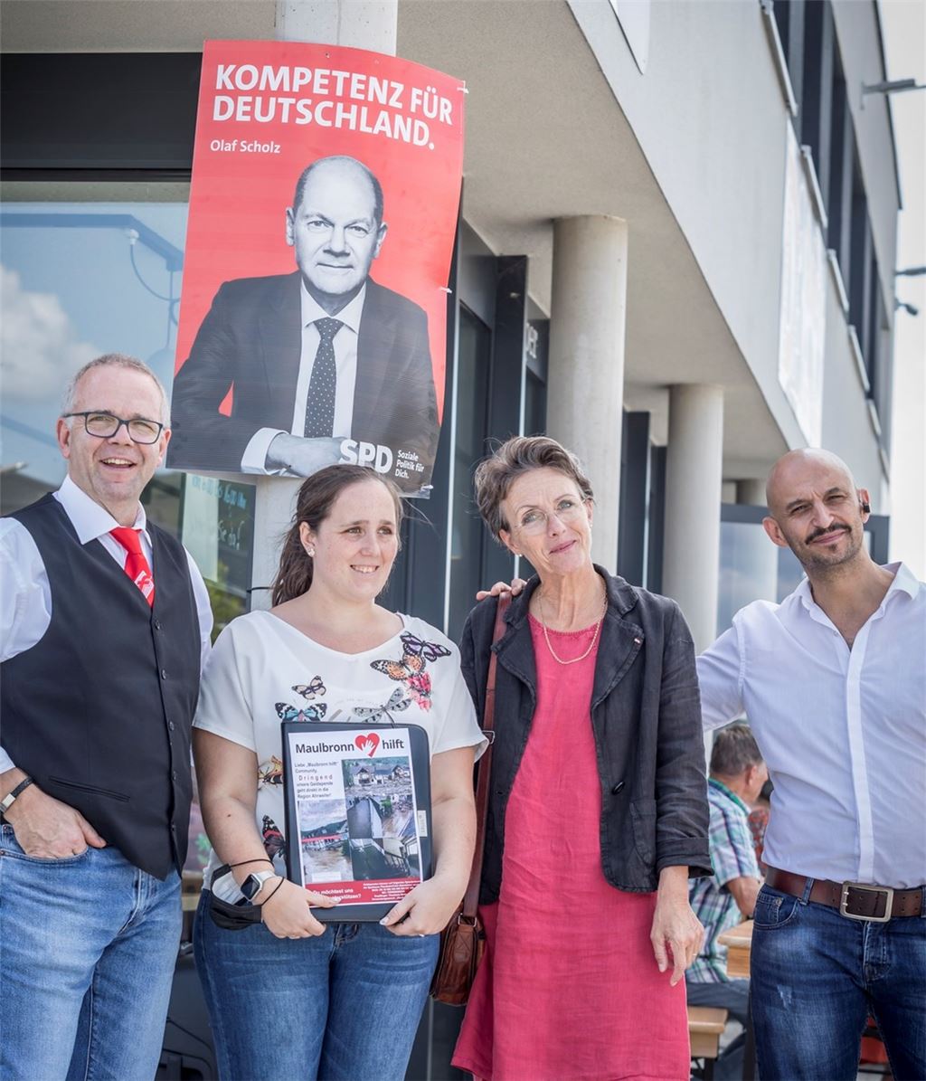 Spendenübergabe mit dem Spitzenkandidaten im Hintergrund. Foto: Carlos Valdivieso