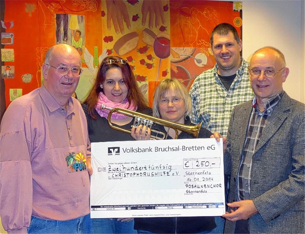 Spendenübergabe (v. li.): Hans Ankele, Bettina Loos, Birgit Rösch, Stefan Exner (alle Posaunenchor Sternenfels) und Karl Craiß, Vorsitzender der Christophorushilfe. Foto: privat