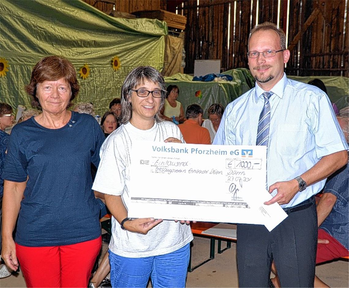 Spendenübergabe (v. li.): Roswitha Grimm, Filialmitarbeiterin in Dürrn, mit Regina Wacker, Vorsitzende der Eintracht Dürrn, und Eric Großmann, Regionalmarktleiter der Volksbank Pforzheim.