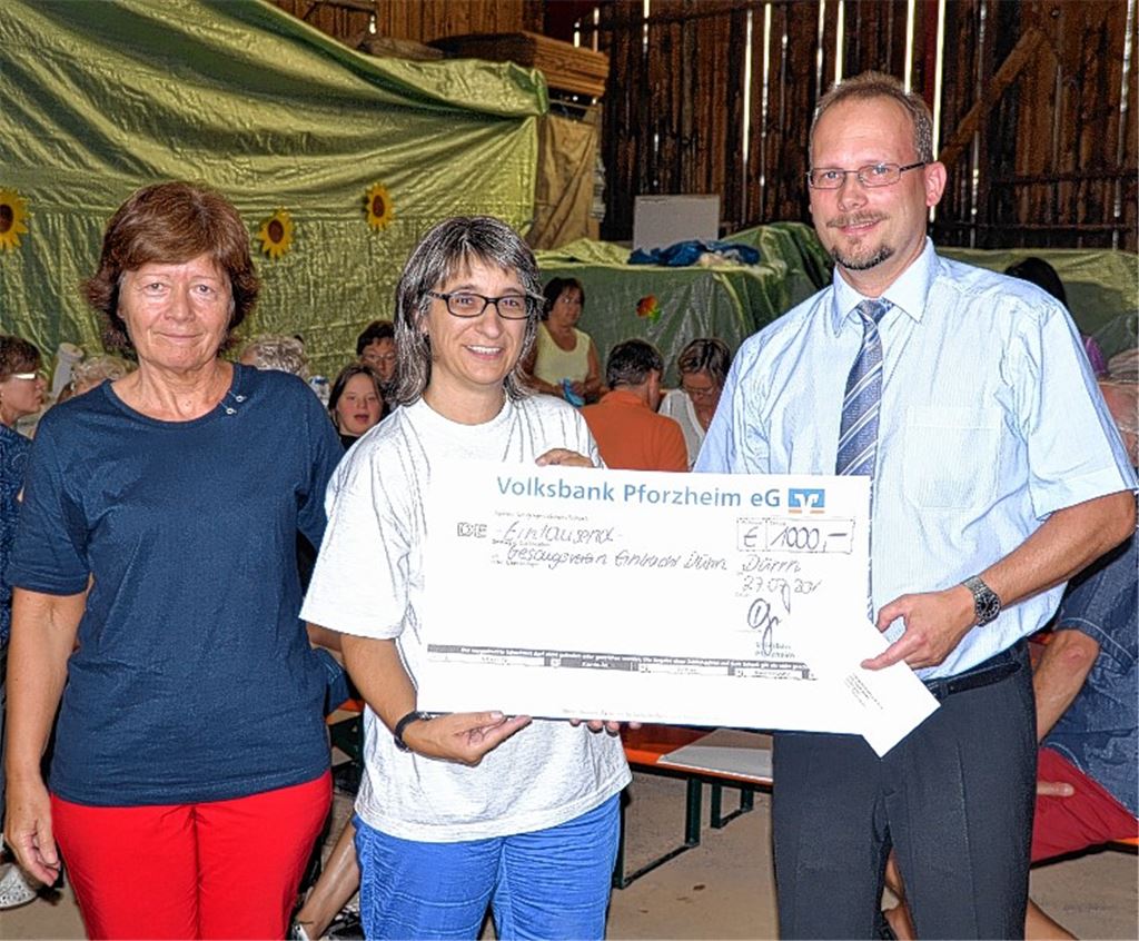 Spendenübergabe (v. li.): Roswitha Grimm, Filialmitarbeiterin in Dürrn, mit Regina Wacker, Vorsitzende der Eintracht Dürrn, und Eric Großmann, Regionalmarktleiter der Volksbank Pforzheim.