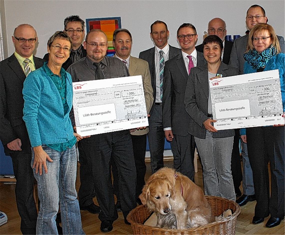 Spendenübergabe (v. li.): Thomas Grau (LBS); Katja Leonhardt (Lilith), Friedhelm Krappen (LBS), Rene Cordier (LBS), Jürgen Fränkle (LBS), Andreas Schubert (LBS), Thomas Adam (LBS), Angela Blonski (Lilith), Wolfgang Denk (LBS), Martin Willmann (LBS) und Regina Rippberger (LBS). 
