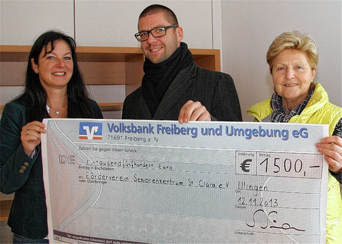 Spendenübergabe (v.li.): Angela Adam, Vorsitzende des Fördervereins für das Seniorenzentrum St. Clara, Sven Simon von der Paulus Wohnbau GmbH und die stellvertretende Vereinsvorsitzende Elfriede Sturm.