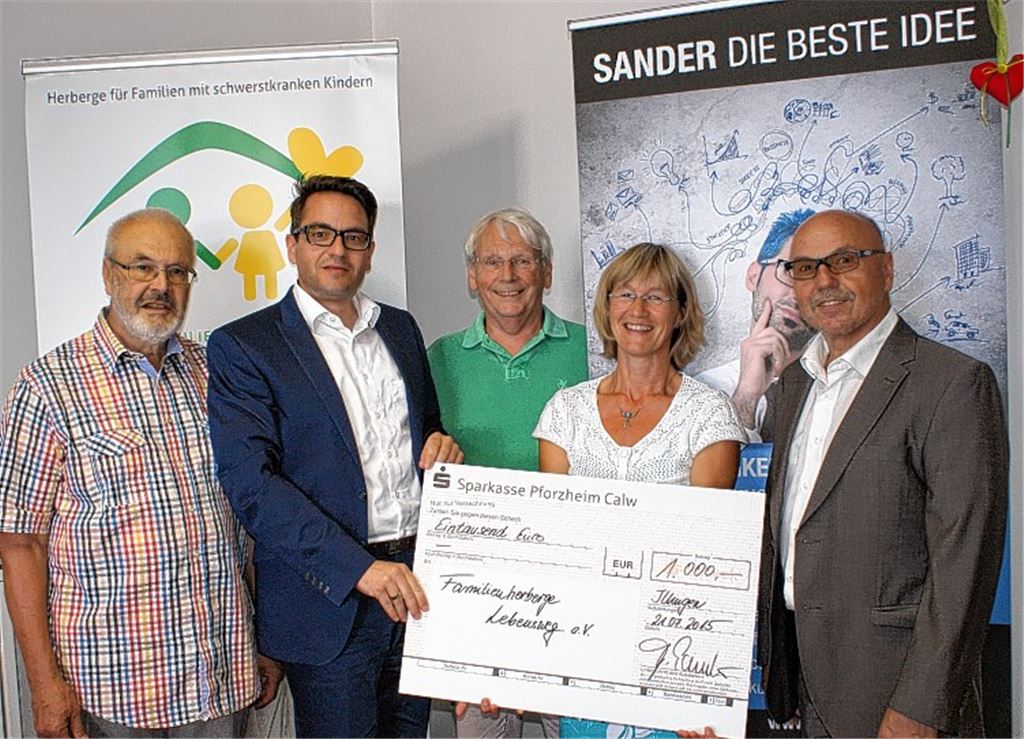 Spendenübergabe (v.li.) Dr. med. Detlef Engelmann, Matthias Sander, Dr. med. Udo Beller, Karin Eckstein und Rolf Sander.