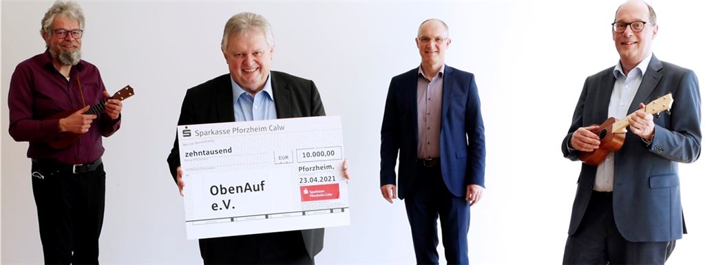 Spendenübergabe (v.li.): Ukulele-Kursleiter Sebastian Weber, Geschäftsführer Hans Peter Häusser, ObenAuf-Vorstandsmitglied und Sparkassen-Bereichsdirektor Stephan Günthner und Stephan Scholl, Vorstandsvorsitzender der Sparkasse Pforzheim Calw. Foto: Andreas Laich/Sparkasse