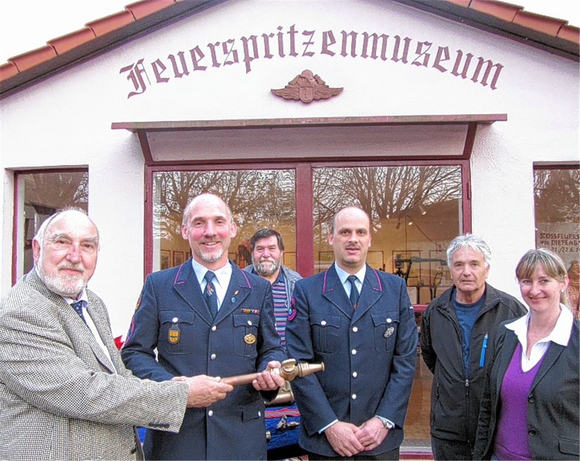 Spender Hans-Joachim Wolf, Feuerwehr-Kommandant und stellvertretender Bürgermeister Klaus Riekert, Walter Braun, Marcus Härter, Edwin Maier, Leiter der Altersabteilung, und Bürgermeisterin Sigrid Hornauer vor dem Feuerwehrmuseum Diefenbach (v. li.)Foto: Rieger