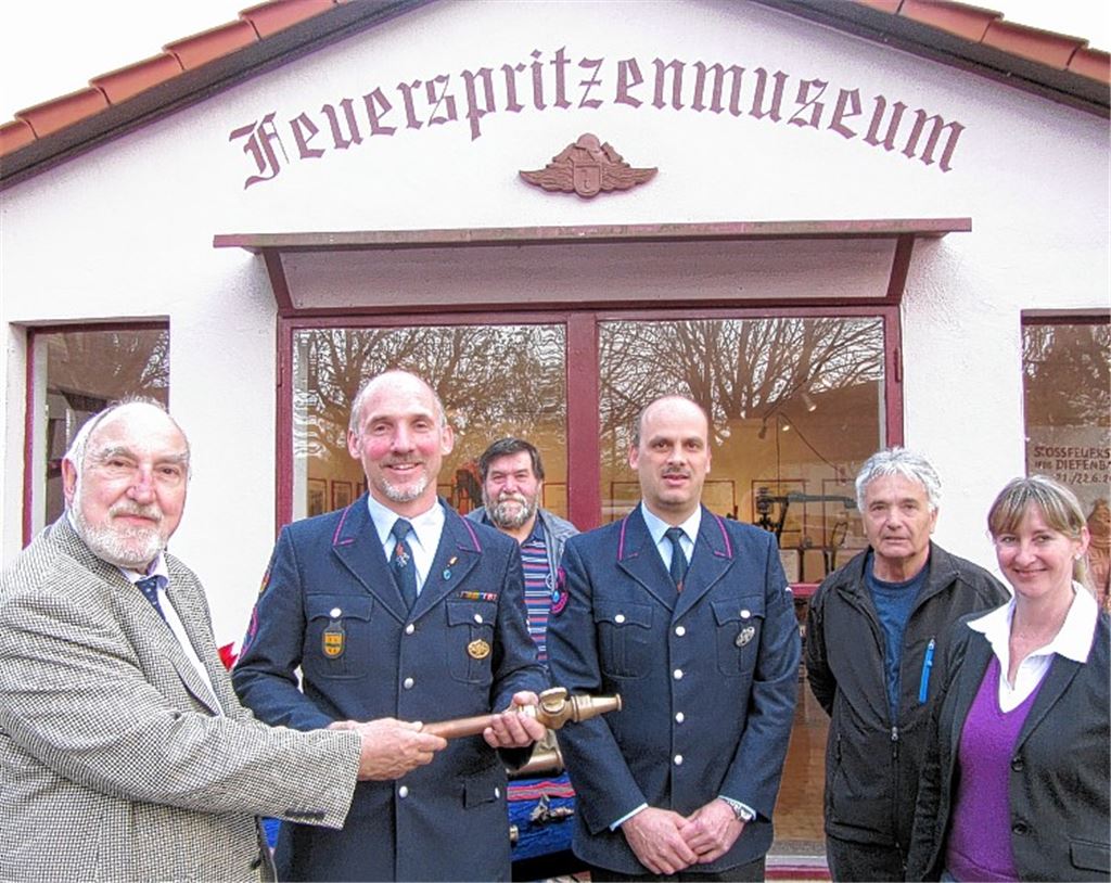 Spender Hans-Joachim Wolf, Feuerwehr-Kommandant und stellvertretender Bürgermeister Klaus Riekert, Walter Braun, Marcus Härter, Edwin Maier, Leiter der Altersabteilung, und Bürgermeisterin Sigrid Hornauer vor dem Feuerwehrmuseum Diefenbach (v. li.)Foto: Rieger