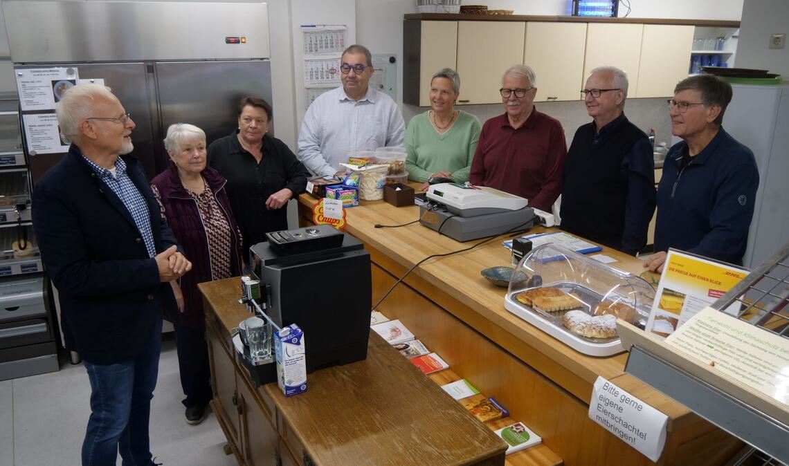 Frischer Kaffee für Mühlhausen ist gesichert Spender und Vertreter der Bürgertreff-Genossenschaft freuen sich über den neuen Gastro-Kaffeeautomaten (v.li.): Karl Röckinger, Gudrun Schwarzer, Sabine Rettstatt, Marco Rettstatt, Beate Dütsch, Wolfgang Schreiber, Reiner Müller und Karl-Günter Rufenach. Foto: Friedrich