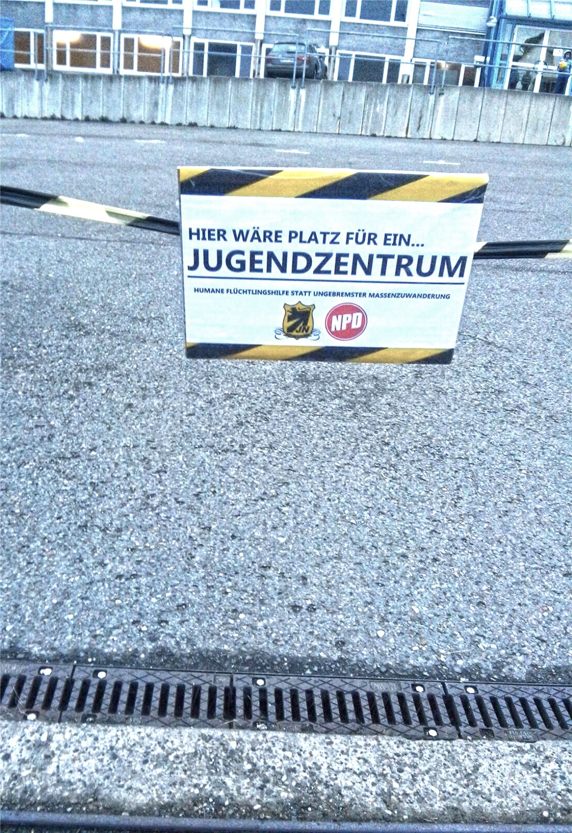 Sperrband und NPD-Plakat an der Flüchtlingsunterkunft in Ötisheim.  Foto: privat
