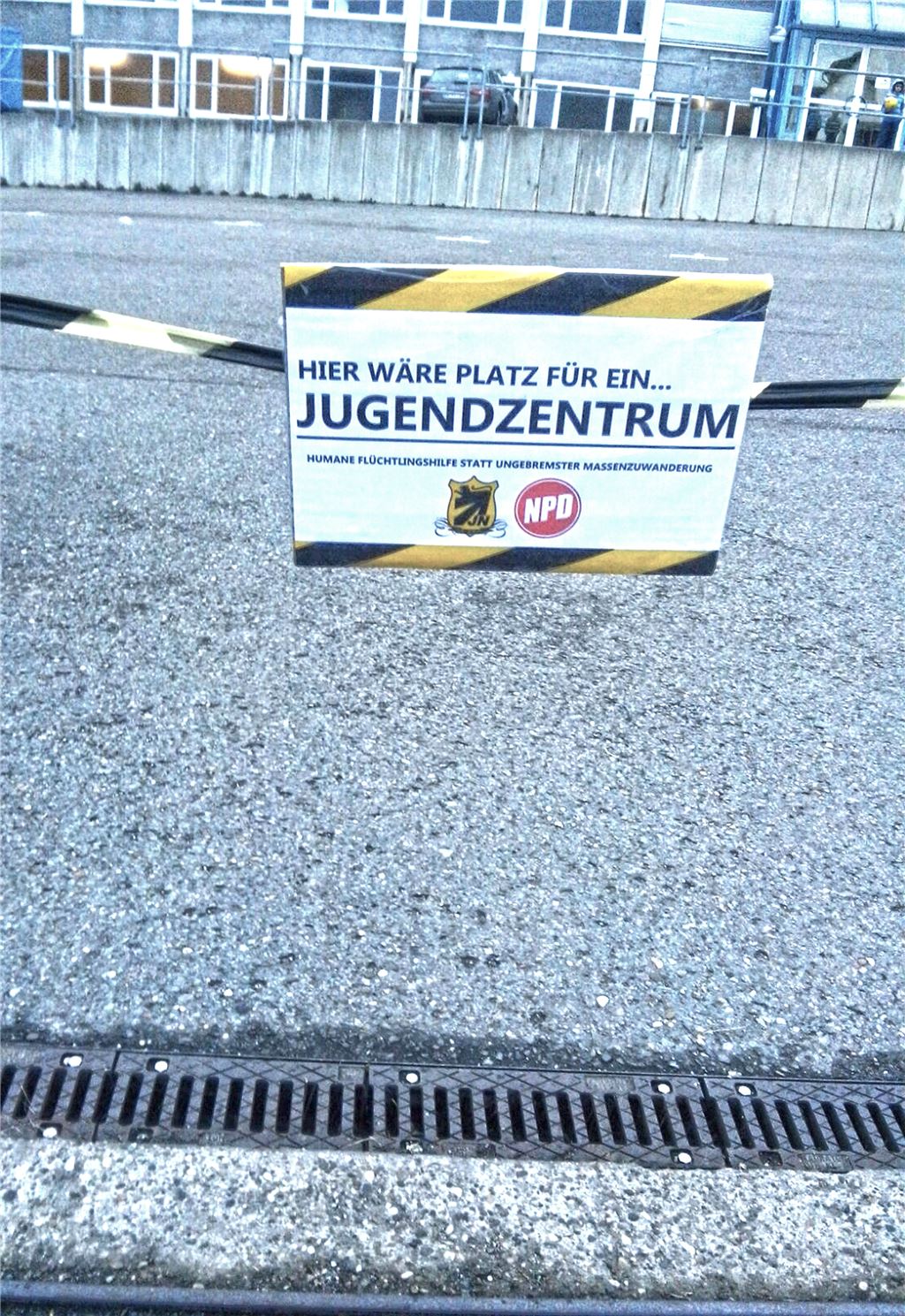 Sperrband und NPD-Plakat an der Flüchtlingsunterkunft in Ötisheim.  Foto: privat