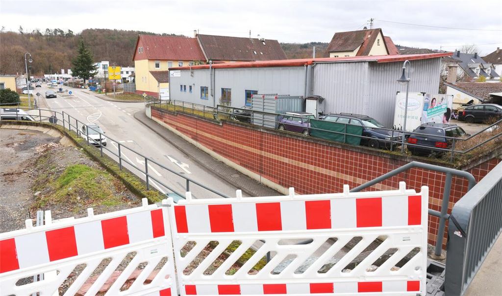 Sperrschilder im Überfluss: Ob auf der Kieselbronner Straße in Enzberg...