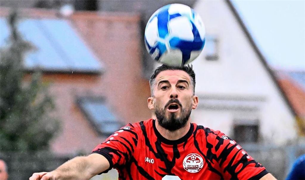 Spetim Muzliukaj, Spielertrainer bei Drita Kosova Kornwestheim brachte die Kugel auch nicht im Tor unter und scheiterte mit einem Kopfball.