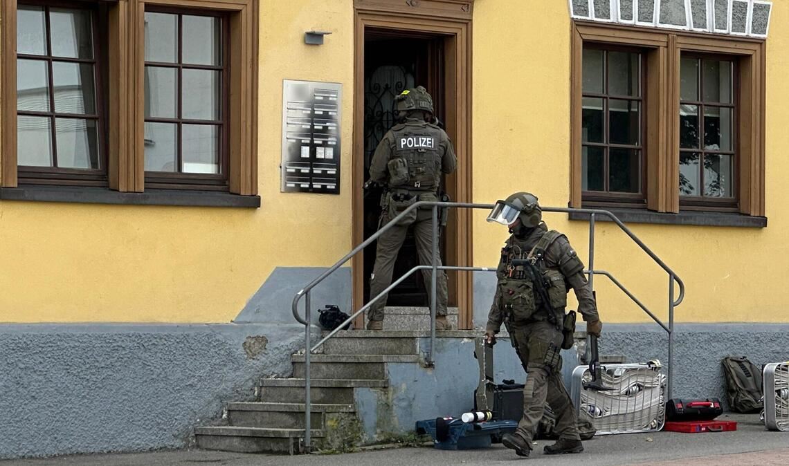 56-Jähriger nach Angriff auf SEK-Leute in U-Haft Spezialeinsatzkräfte der Polizei sind an einem Haus im Einsatz.