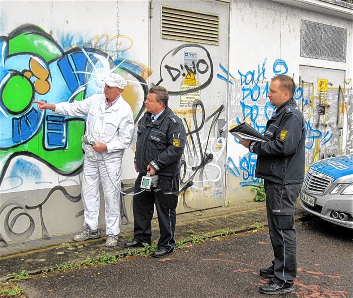 Spezialisten für Schmierereien (v. li.): Fritz Dudda, Altmeister der Malerinnung, Polizeihauptkommissar Volker Weingardt, Jugend- und Graffiti-Sachbearbeiter im Pforzheimer Haus des Jugendrechts, und Polizeiobermeister Rene Thomas, Sachbearbeiter beim Revier Pforzheim-Nord.