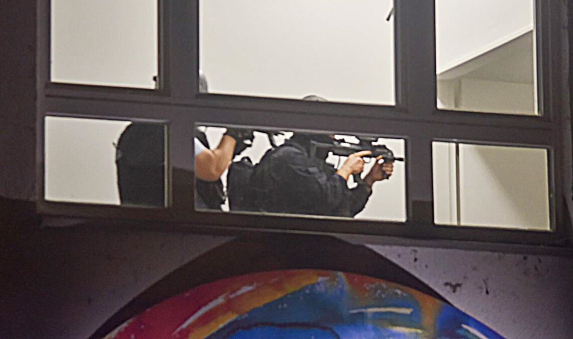 Spezialkräfte der Polizei durchsuchen den Verwaltungstrakt der Klinik. Foto: Myroshnichenko