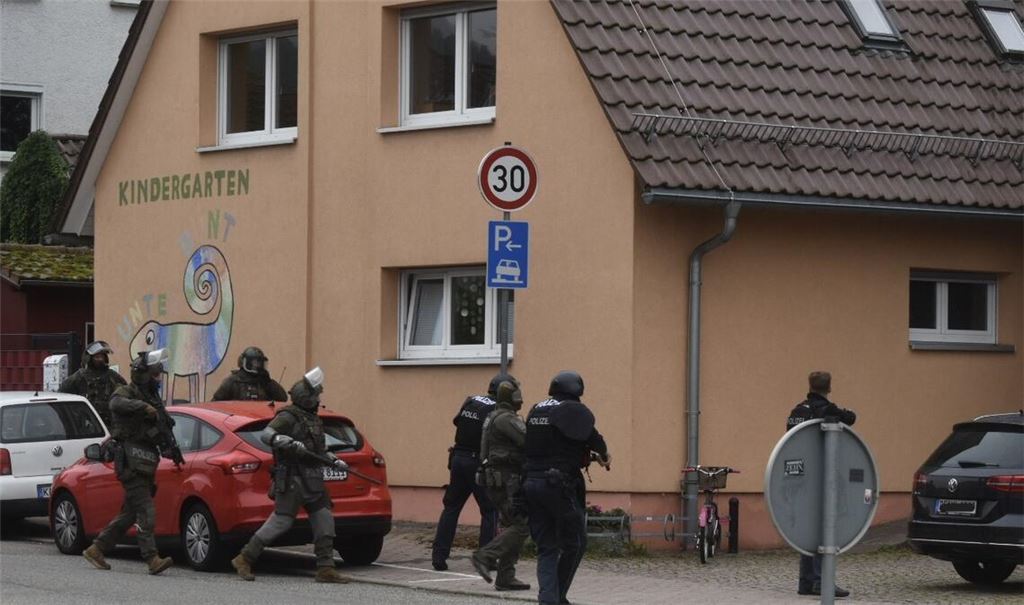 Spezialkräfte eilen zu dem Vater, um diesen festzunehmen. Foto: Myroshnichenko