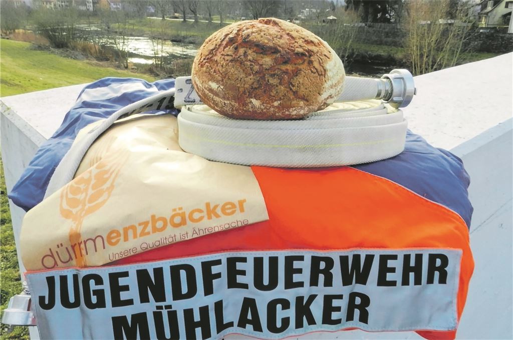 Spezielle Brote zugunsten der Jugendfeuerwehr werden derzeit beim Dürrmenzbäcker angeboten. Dabei handelt es sich um ein Bauernbrot aus einer Kartoffel-Weizen-Mischung mit – passend zur Feuerwehr – feurigem Chili und Kräutern. Foto: privat