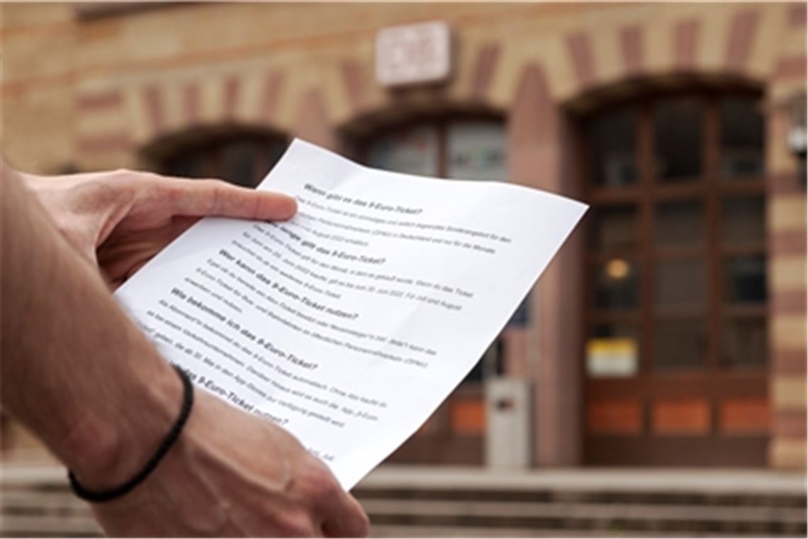 Großer Ansturm auf das 9-Euro-Ticket Spezielle Flyer informieren in Mühlacker über die Modalitäten des 9-Euro-Tickets. Foto: Fotomoment